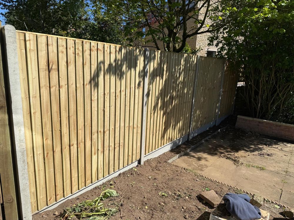 Close-board fence & concrete posts