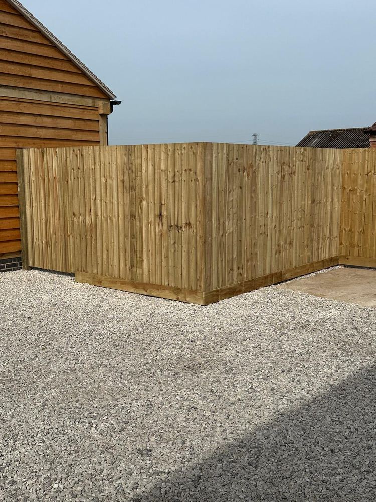 Close-board fence & gravel
